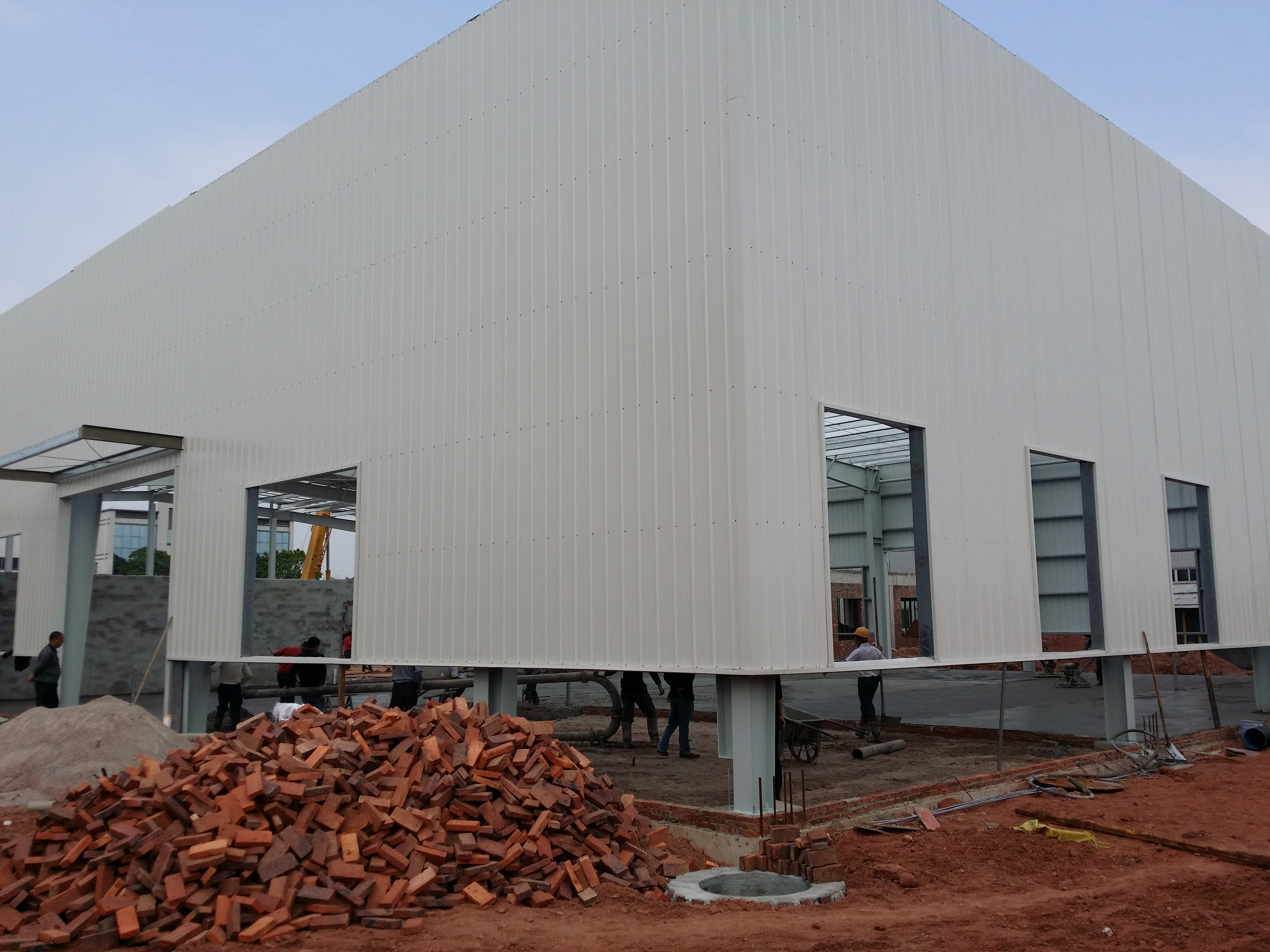 菲亚特4S店建造钢结构厂房工程实例及关键建材解析